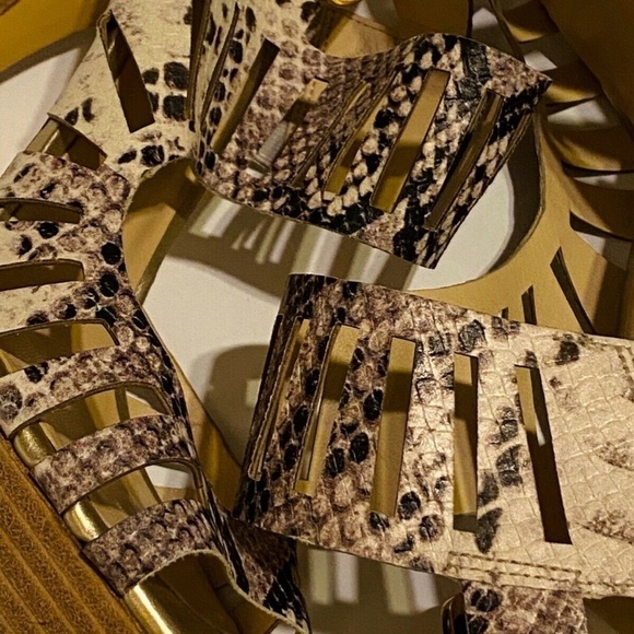 Guess Los Angeles Snake Pattern Pump Heels 9 Medium - Picture 3 of 13